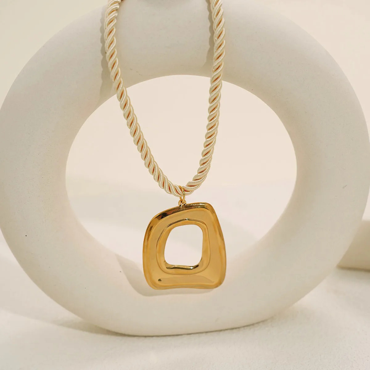 316l Stainless Steel Geometry Hollow Pendant Necklace Fashion Metal Charm Waterproof Cast Pvd Plated Jewelry Gift 250902