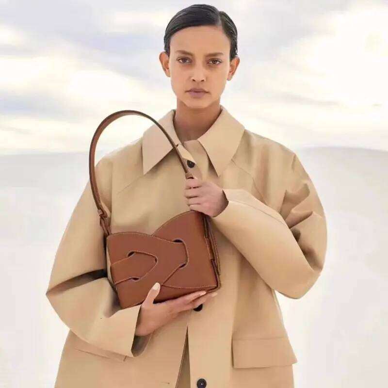 French Niche 2025 New High-End Light Underarm Girl Leather Messenger Handbag Simple Woven Bag Woman Crossbody Package