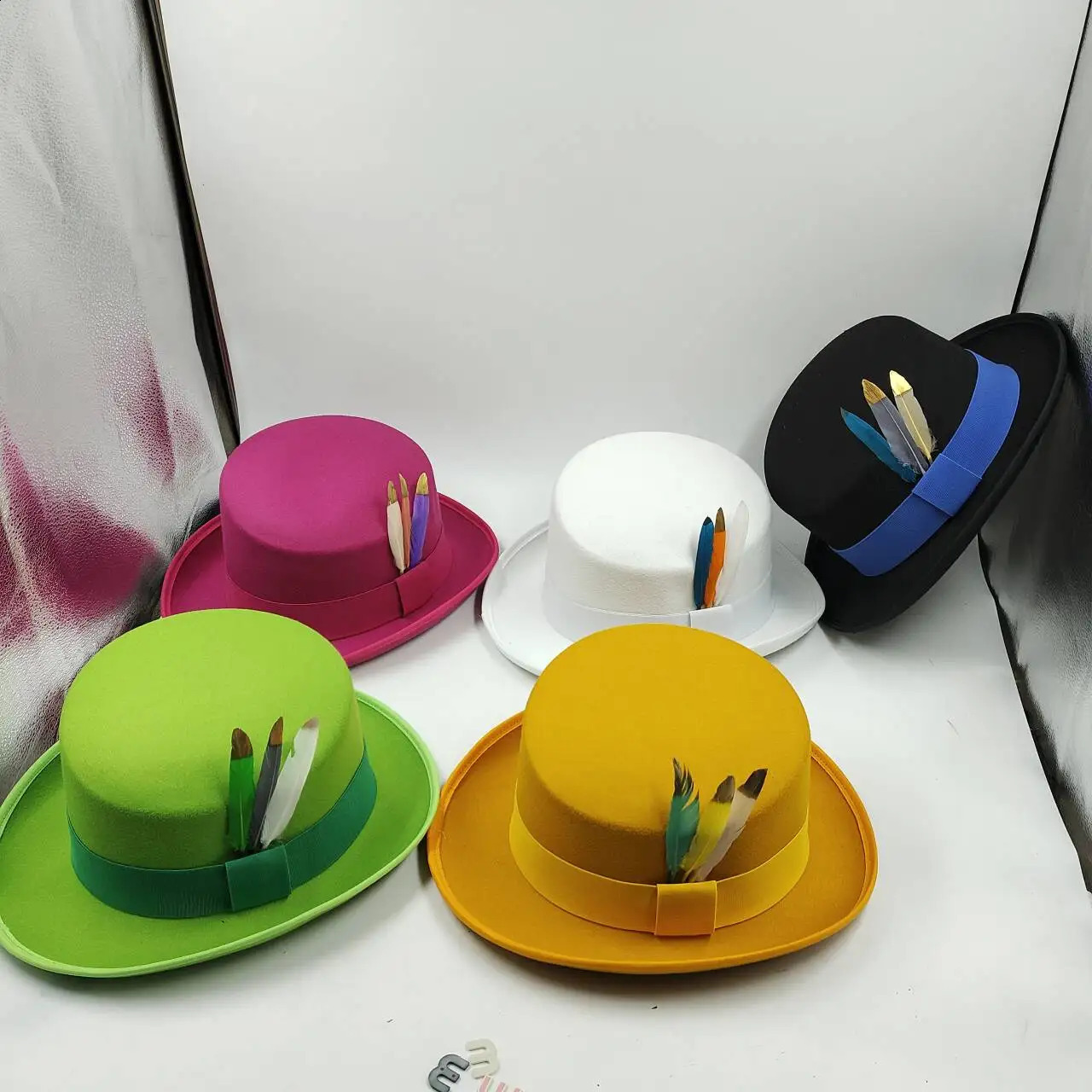 High Quality Man Fedora Unisex Gentleman Cosplay Derby Bowler Hat British Shape Hat Autumn Magic Hat Feather Accessories 250903