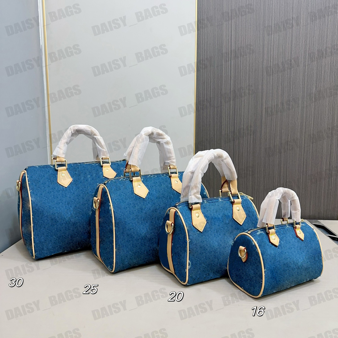 Designer Cosmetic Bag Women Make Up Bags Luxury Pillow Bag Fashion Handbags Wash Toiletry Bag Travel Totes Bags CRD2509034F17