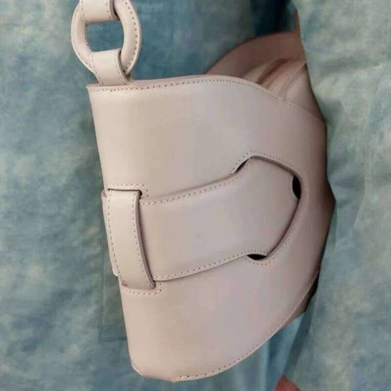 French Niche 2025 New High-End Light Underarm Girl Leather Messenger Handbag Simple Woven Bag Woman Crossbody Package