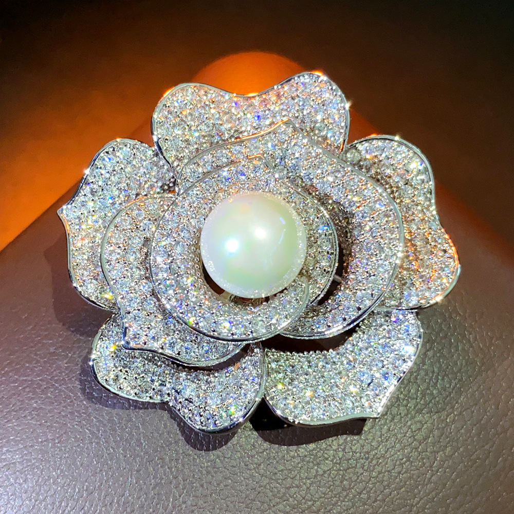 Fashion Commuter Heavy duty Zircon and Pearl Inlaid Rose Brooch, Light Luxury and High end Sense Light Luxury Style Clothing Accessory