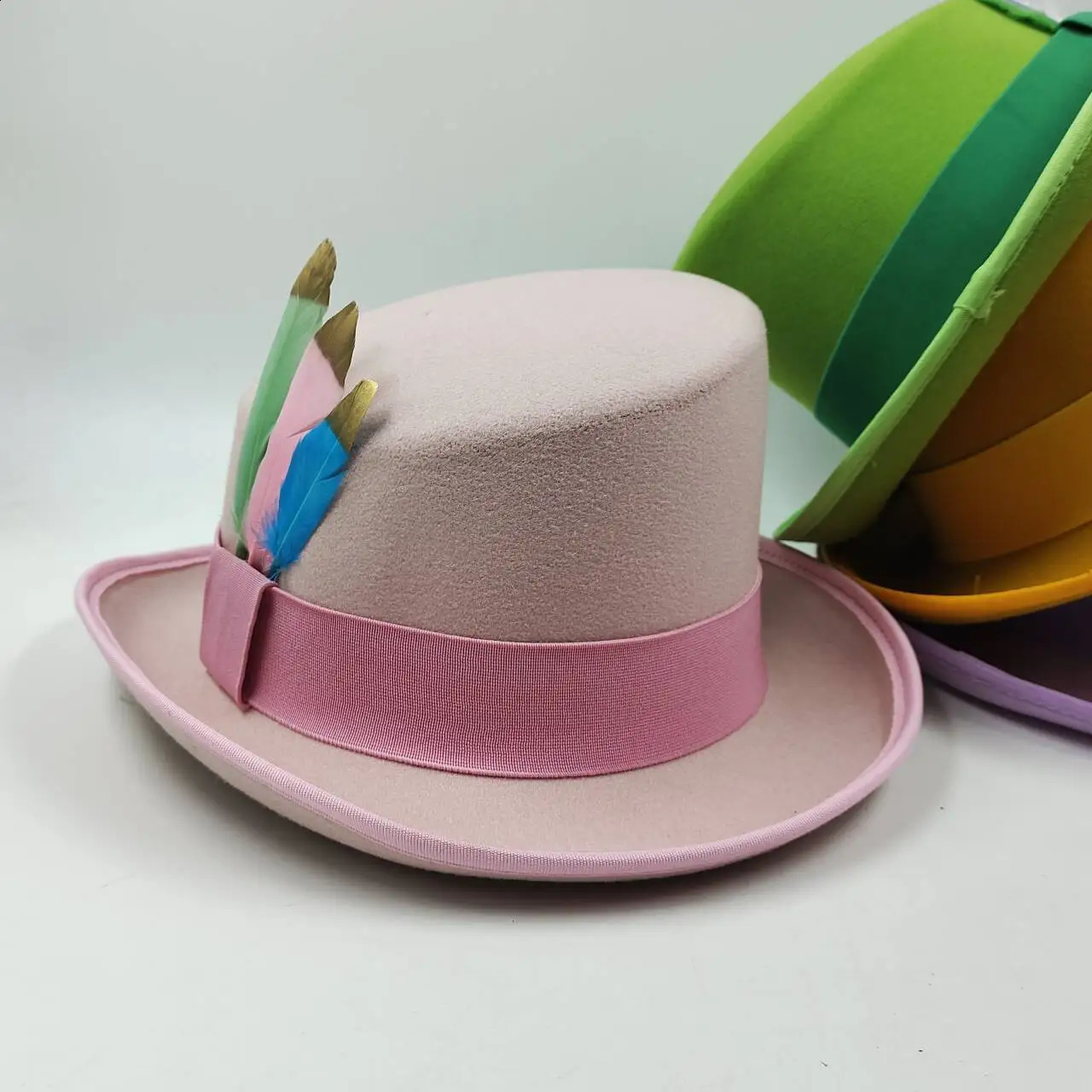 High Quality Man Fedora Unisex Gentleman Cosplay Derby Bowler Hat British Shape Hat Autumn Magic Hat Feather Accessories 250903