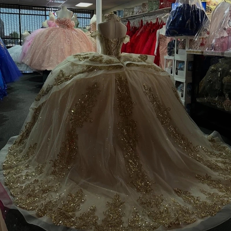 Light Champagne Quinceanera Dresses Ball Gown Off The Shoulder Gold Applique Lace Beading Crystal Tull Sweet 16 Dress Vestidos 15 De Anos