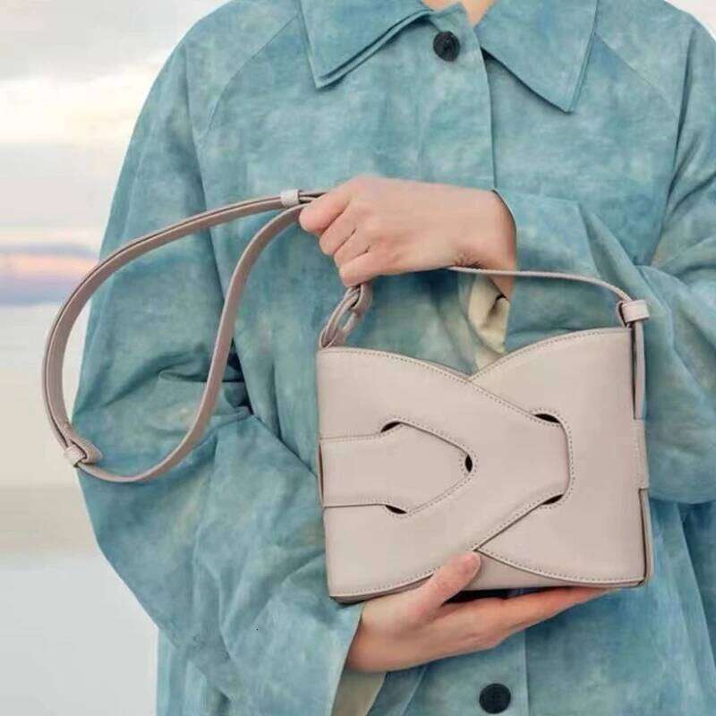 French Niche 2025 New High-End Light Underarm Girl Leather Messenger Handbag Simple Woven Bag Woman Crossbody Package