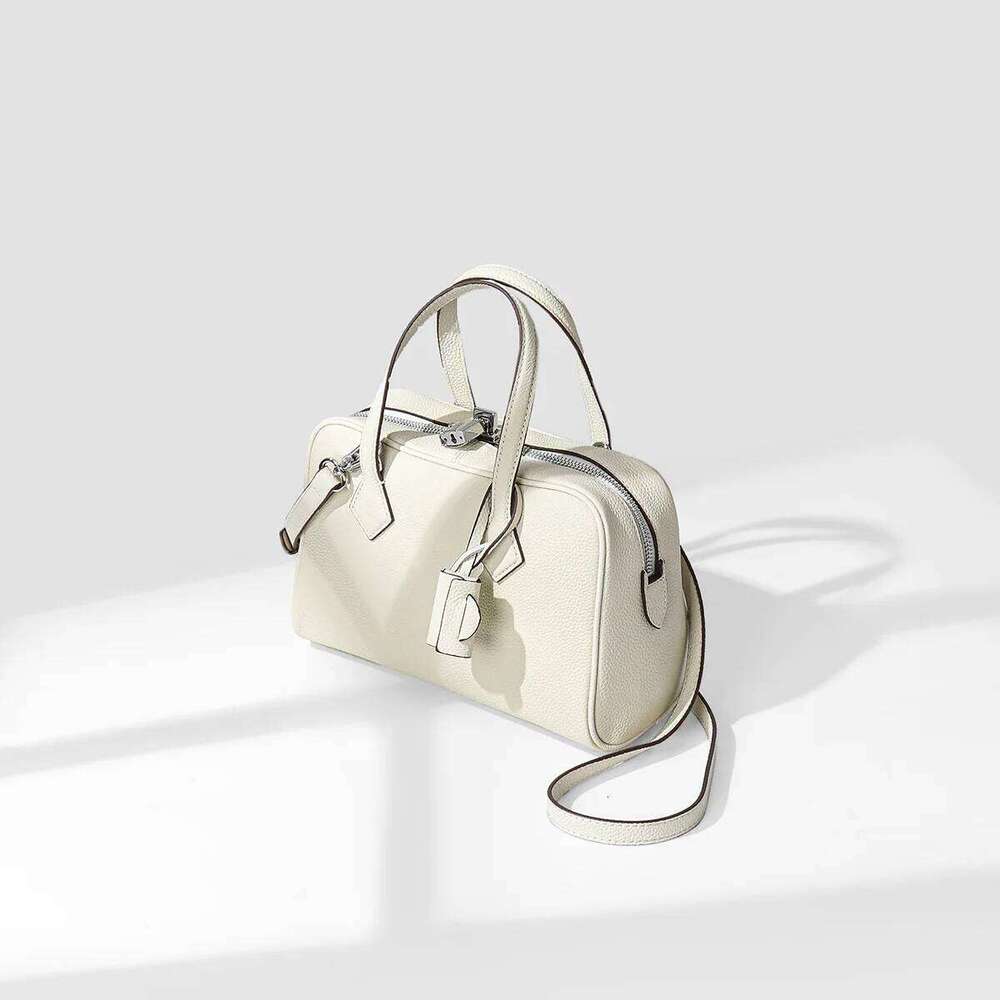 2025 Cowhide Victoria Small New Boston Tote Commuter Large Capacity Armpit Designer Bag