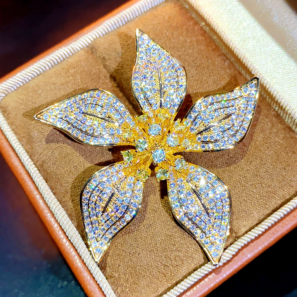 Heavy duty Flower Brooch Fully Inlaid with Zircons, Light Luxury, Fashionable and High end Sense Shirt and Clothing Corsage Brooch for Wholesale