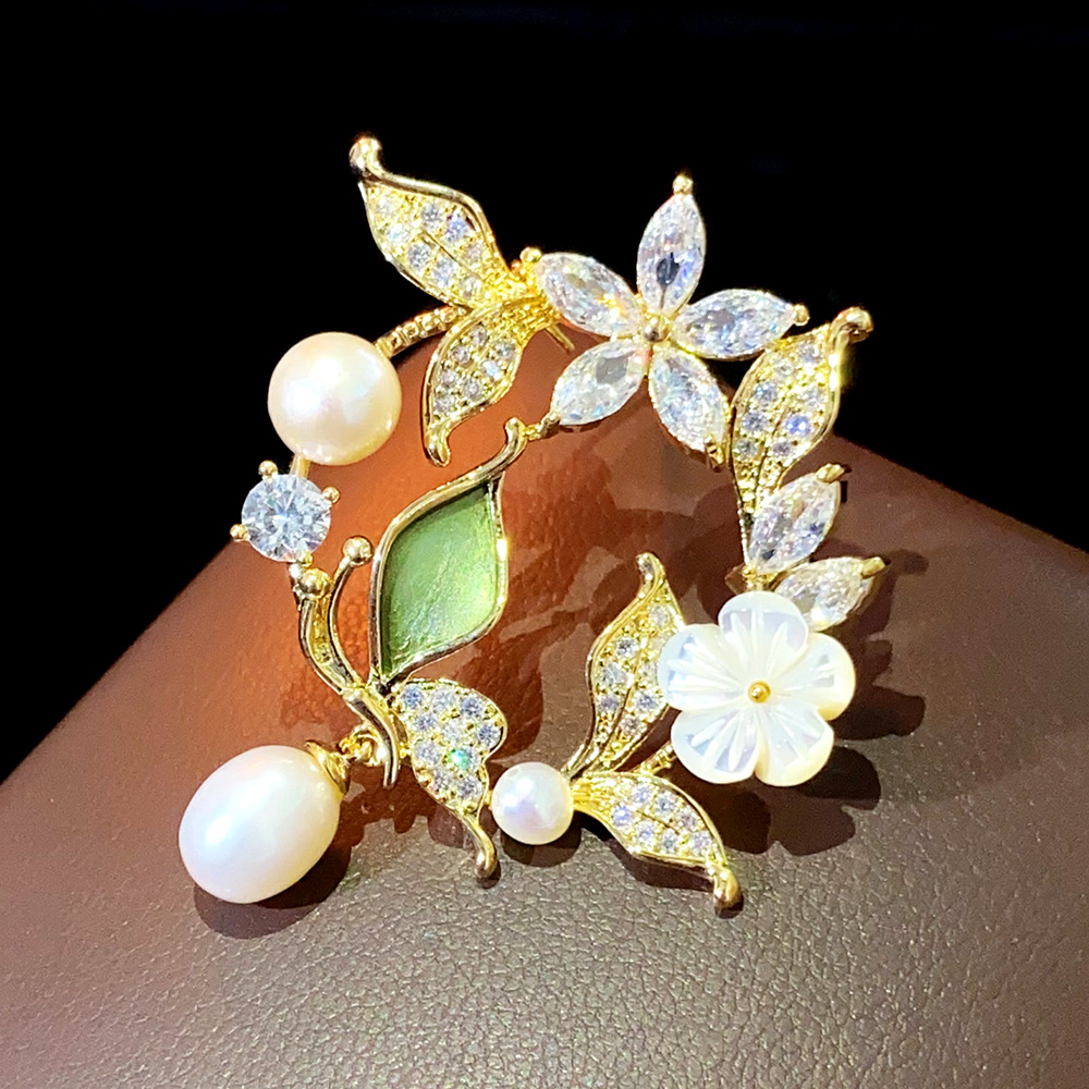 Brooches designer jewelry Heavy duty Inlaid Large Carat Blue Zircon Flower Brooch, a Light Luxury and High end Elegant Clothing Accessory