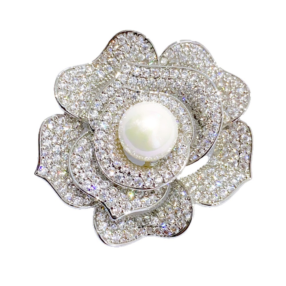 Fashion Commuter Heavy duty Zircon and Pearl Inlaid Rose Brooch, Light Luxury and High end Sense Light Luxury Style Clothing Accessory
