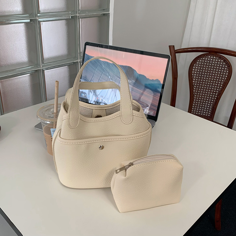 Trendsetting Lightweight Designer Handbag Crafted from Durable Leather