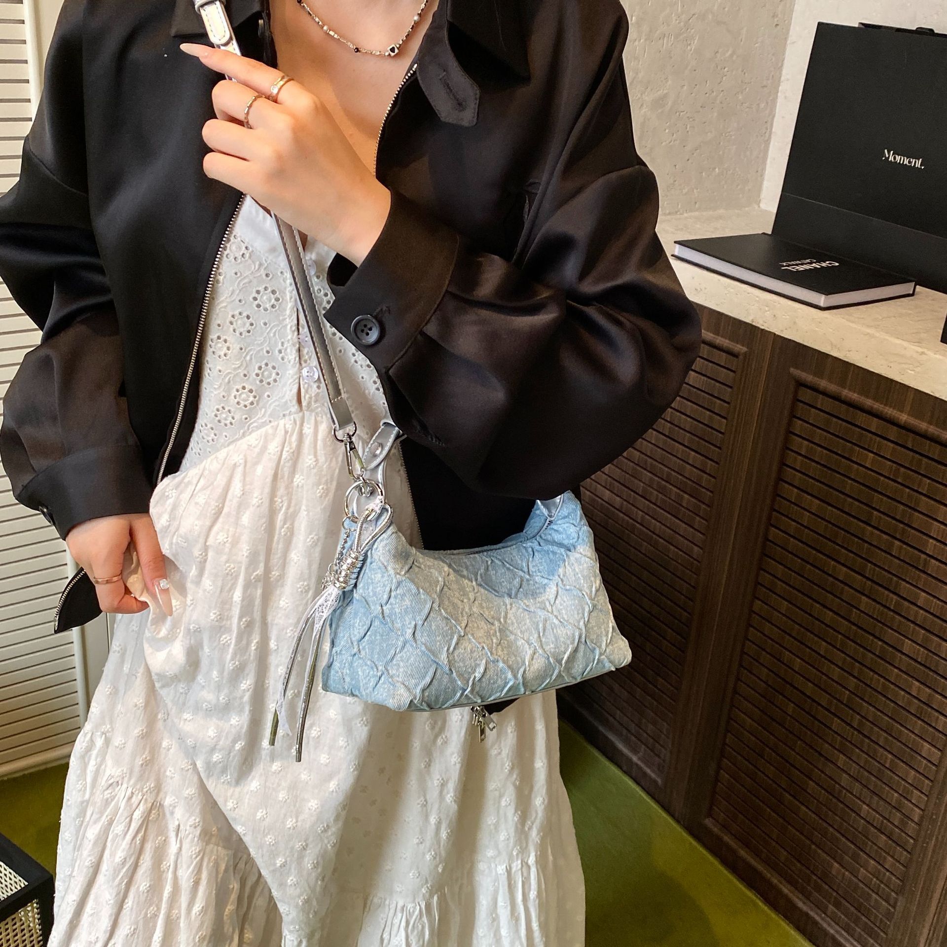 Autumn new women s shoulder bag niche wrinkled denim bag fashionable commuting women s crossbody bag autumn new designer bag