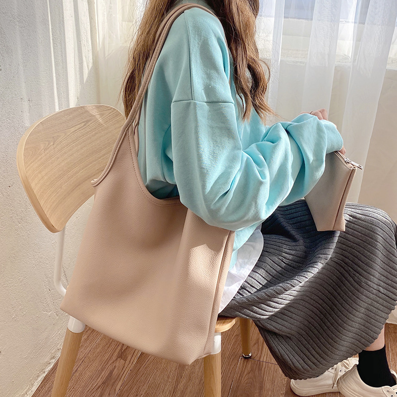 Elegant Multipurpose Leather Handbag: Spacious Shoulder Purse Ideal for Parents