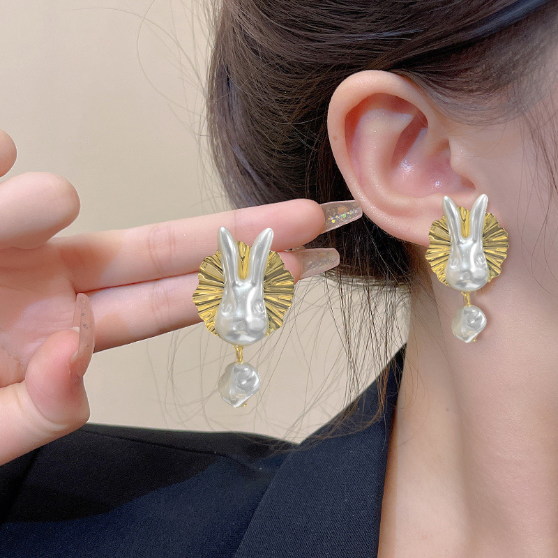 French Baroque style Pearl Rabbit Dangle Earrings Trendy Sweet Unique Alloy Earrings for a Distinctive Look