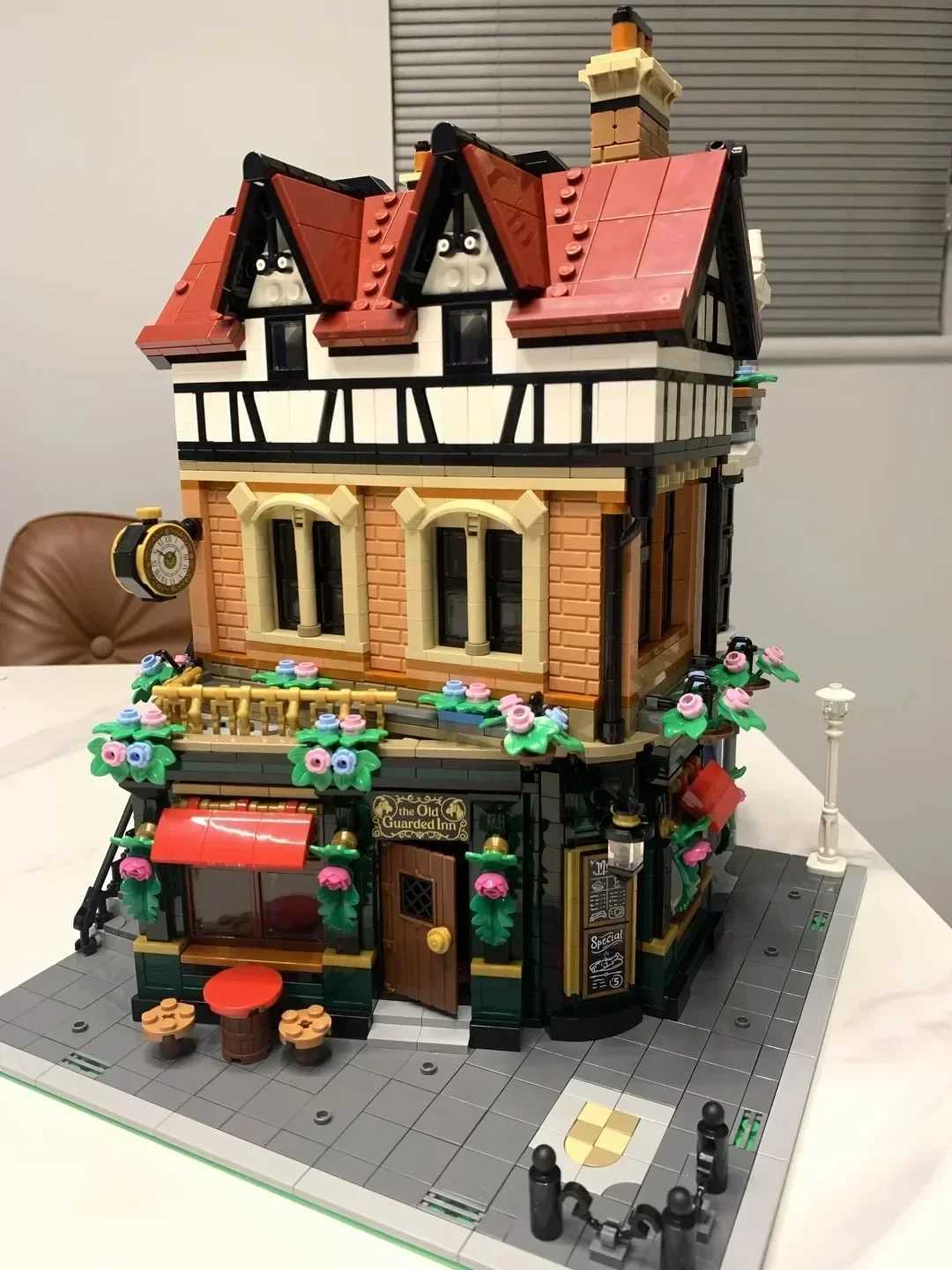 2025 NEW Tudor Corner Modular Building Blocks Creative Expert Street Views Bricks Toy for Kids Adult Christmas Gifts 3266pcsXJ250903