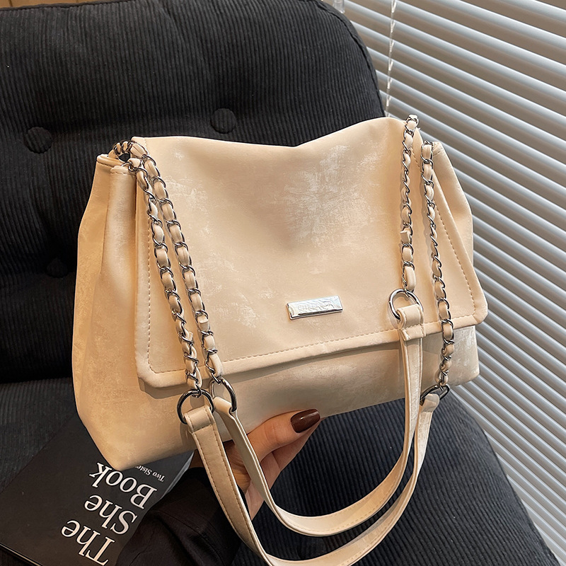 2025 autumn New Light Luxury Korean Style Fashion Leisure Niche Design Soft Handbag Elegant atmosphere Commuter Women s Chain Shoulder Bag Designer Sh