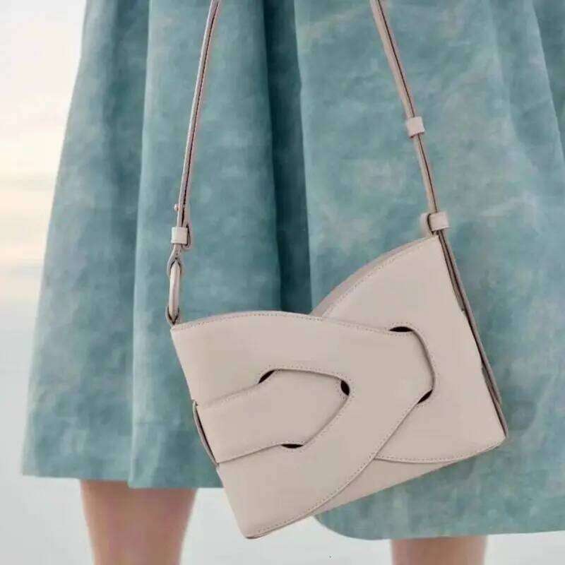 French Niche 2025 New High-End Light Underarm Girl Leather Messenger Handbag Simple Woven Bag Woman Crossbody Package