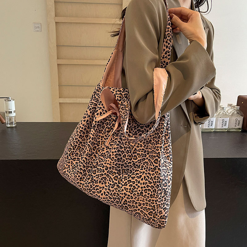 atmosphere autumn new leopard print canvas bag with niche design large capacity simple and versatile fashion casual commuting handbag designer shoulde