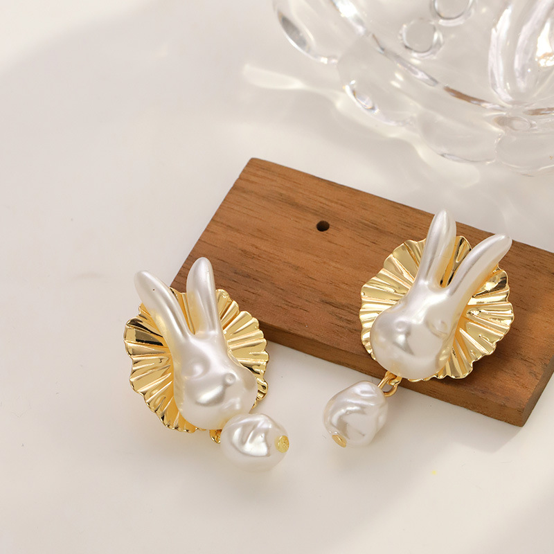 French Baroque style Pearl Rabbit Dangle Earrings Trendy Sweet Unique Alloy Earrings for a Distinctive Look