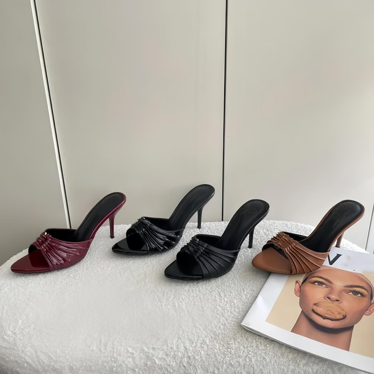 OPYUM High Heels Women Open Toe Stiletto Heel 8.5cm Classic Metal Letters Sandal Fashion Stylist Shoes Dust BABYLONE MULES Designer women's shoes 00 ac