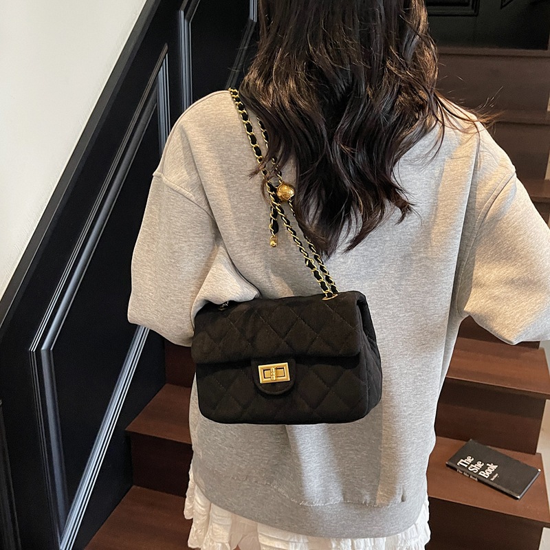 Free delivery designer handbag for woman Fashionable and minimalist crossbody bag comfortable commuting bag