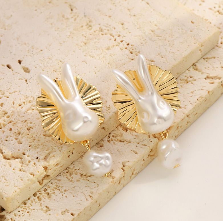 French Baroque style Pearl Rabbit Dangle Earrings Trendy Sweet Unique Alloy Earrings for a Distinctive Look