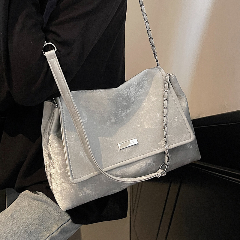 2025 autumn New Light Luxury Korean Style Fashion Leisure Niche Design Soft Handbag Elegant atmosphere Commuter Women s Chain Shoulder Bag Designer Sh