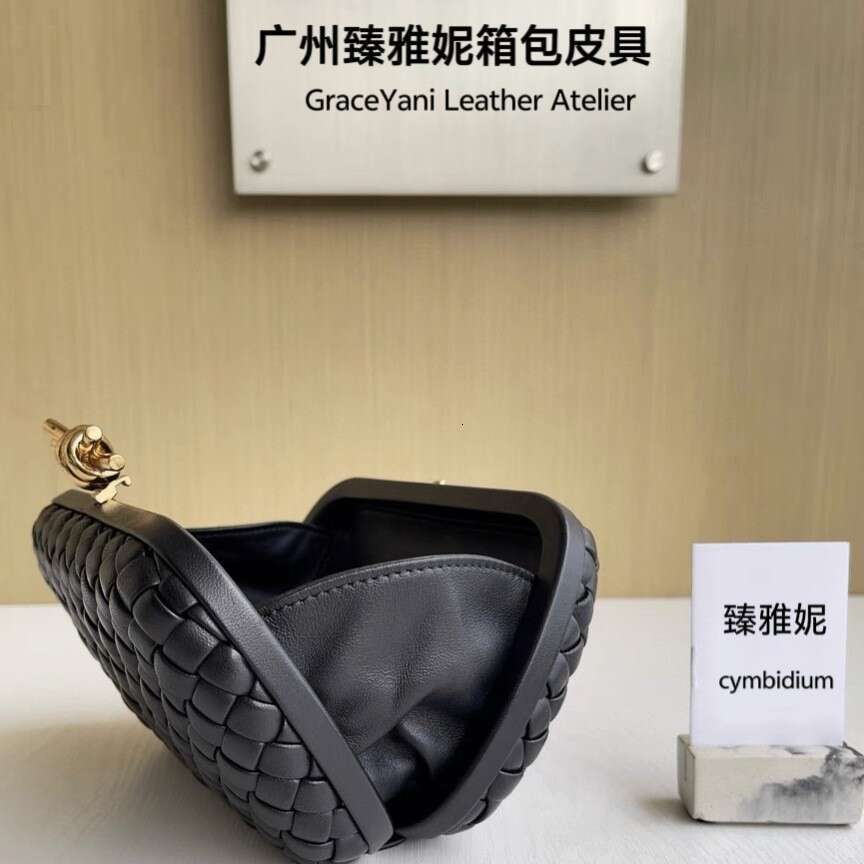 Simple Versatile Plaid Compression Makeup for Women 2024 New High-Value Niche Square Bag Fashion Clutch