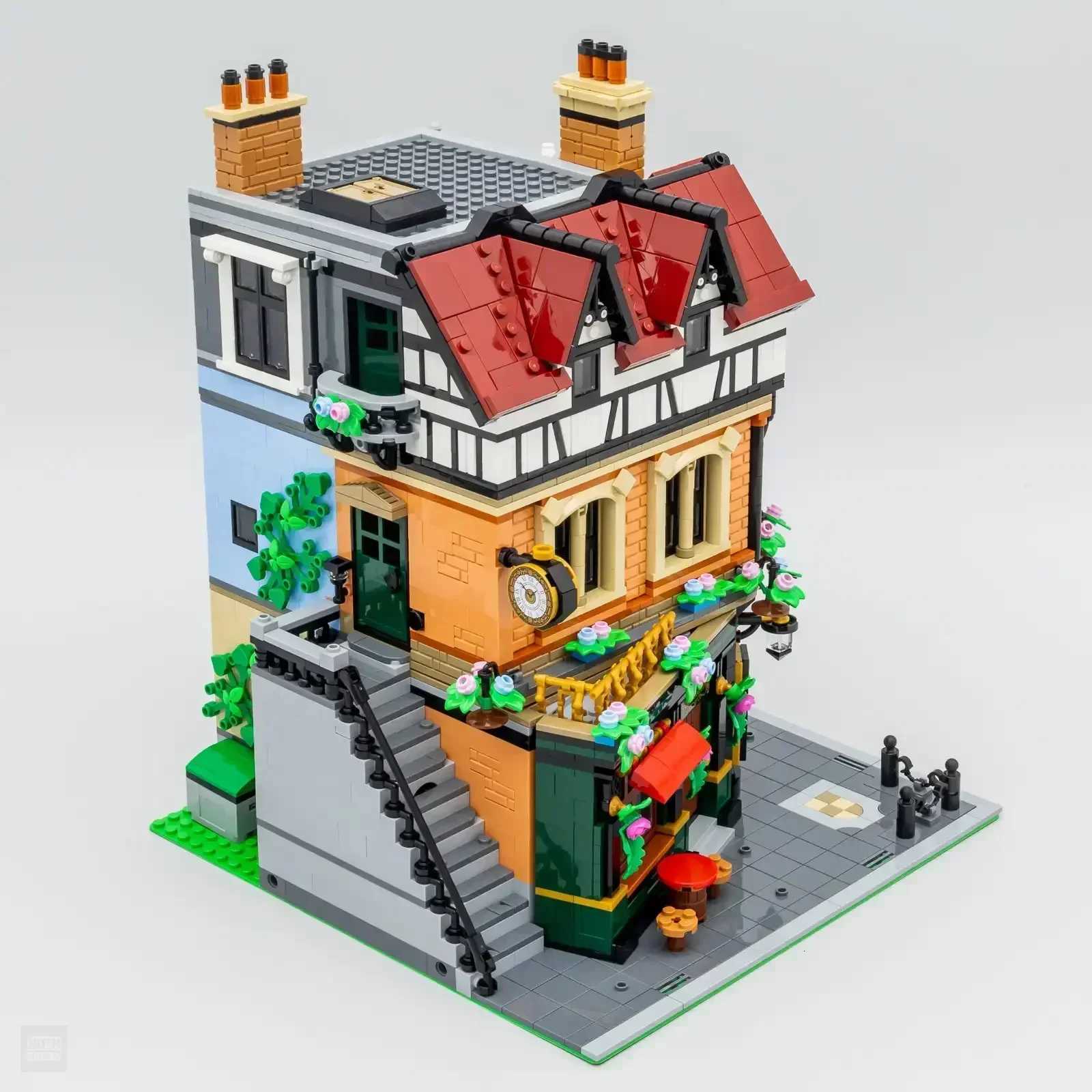 2025 NEW Tudor Corner Modular Building Blocks Creative Expert Street Views Bricks Toy for Kids Adult Christmas Gifts 3266pcsXJ250903
