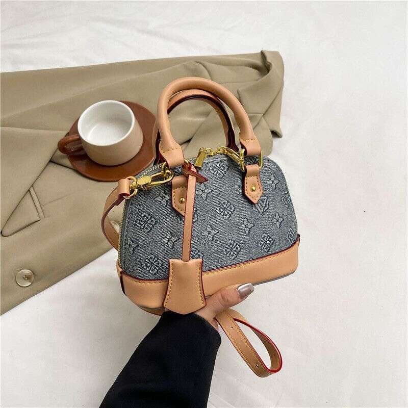 High-Quality Trendy for Women 2025 New Shell High-End Handheld Small Versatile Crossbody Bag