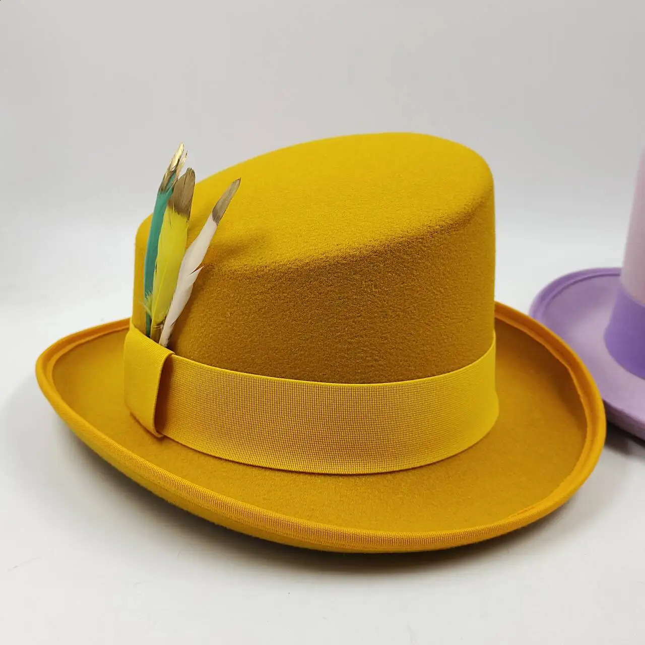 High Quality Man Fedora Unisex Gentleman Cosplay Derby Bowler Hat British Shape Hat Autumn Magic Hat Feather Accessories 250903