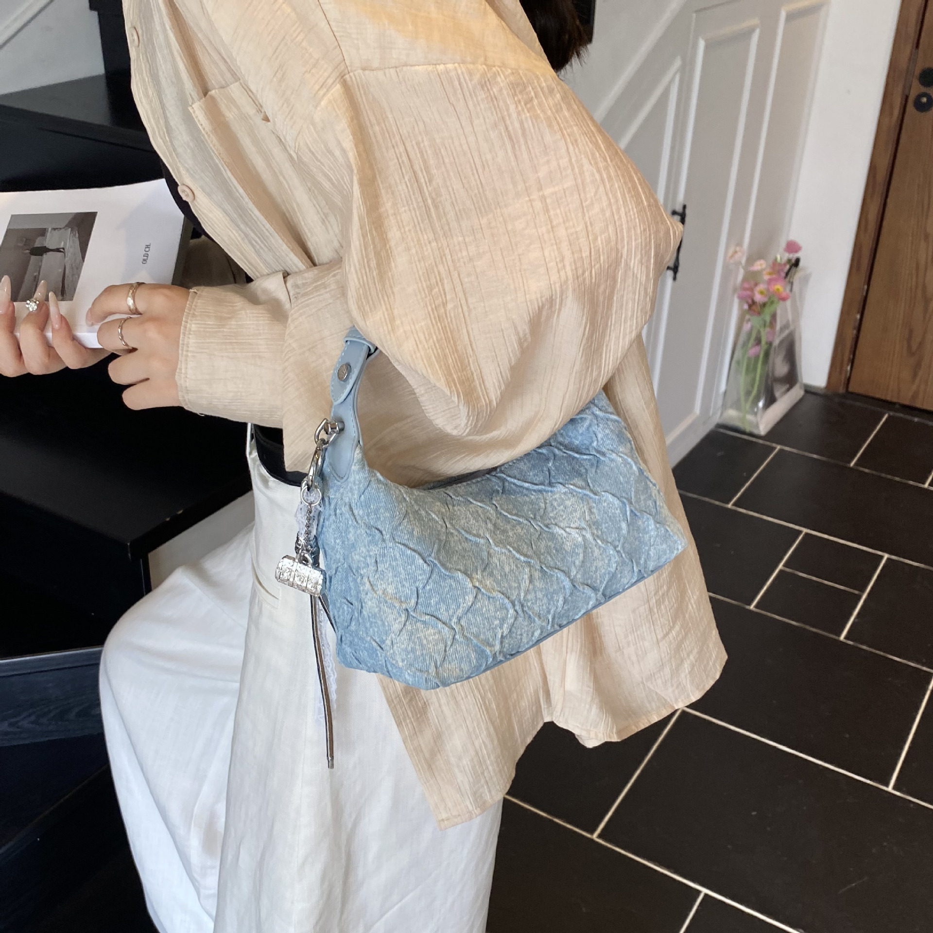 Autumn new women s shoulder bag niche wrinkled denim bag fashionable commuting women s crossbody bag autumn new designer bag