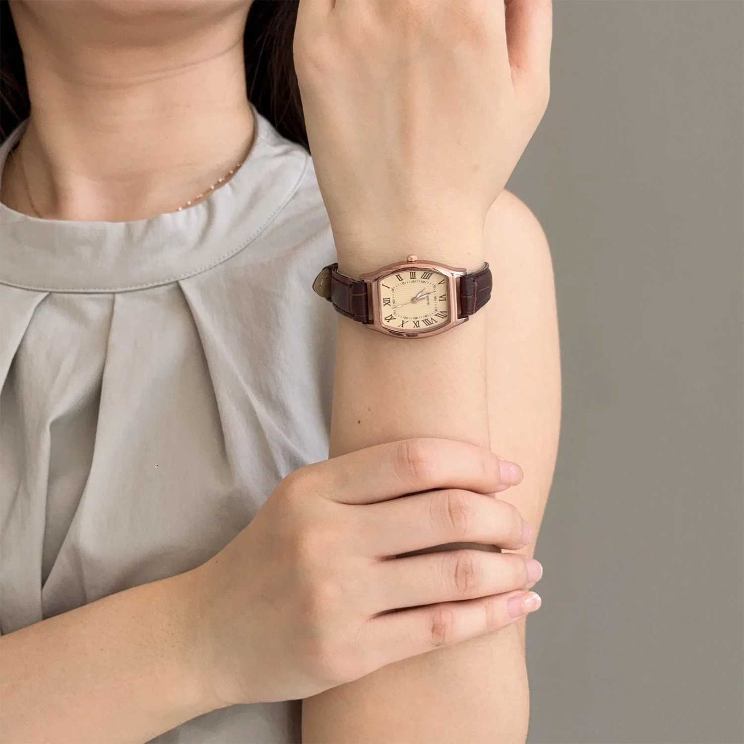 Fashion Business Watch for Wen Small Ladies Wristwatches Brown Retro Vintage Leather Bracelet Watch Black Quartz Wristwatches X250904