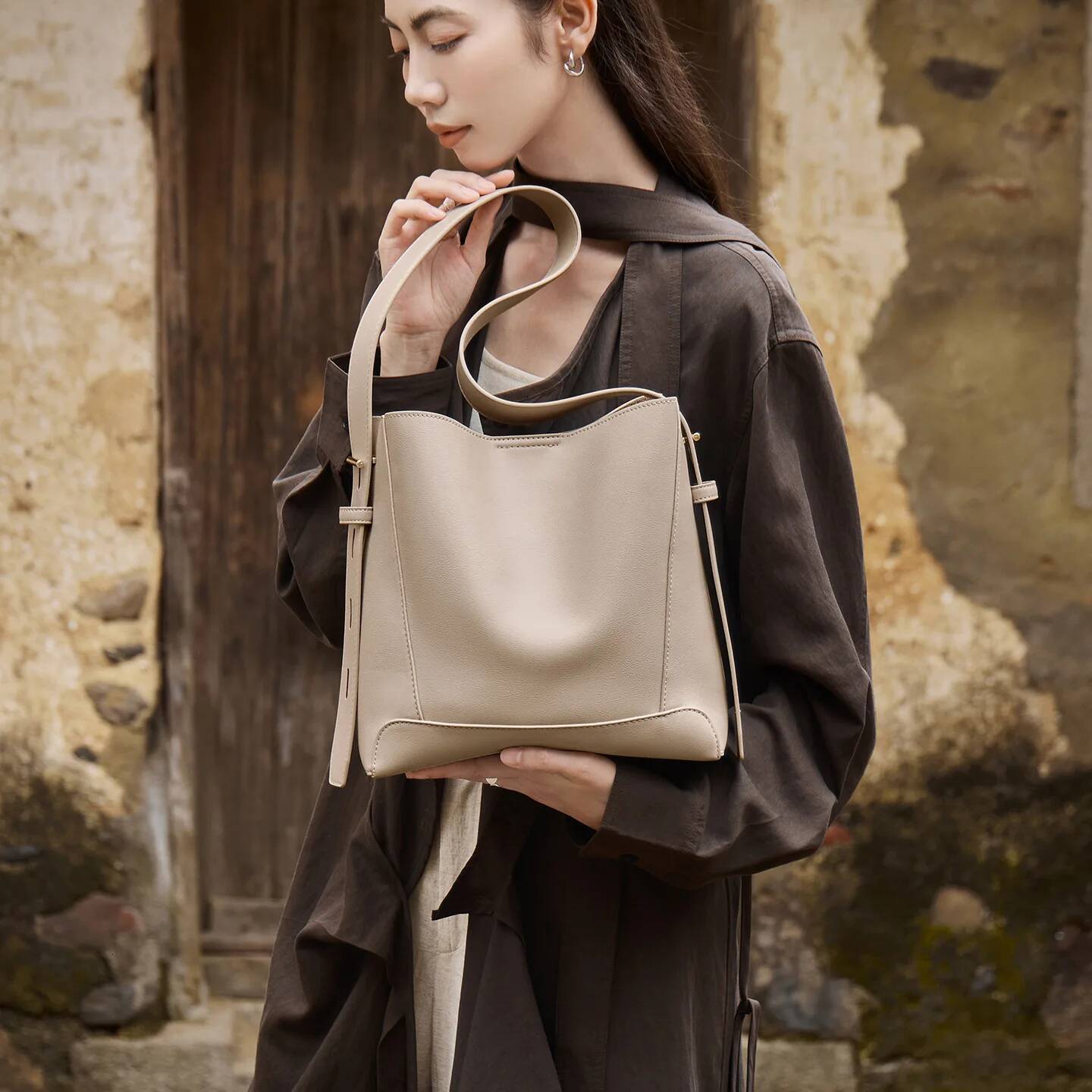 2025 New Women's Crossbody Versatile Leather One-Shoulder Large Capacity Commuter Bucket Bag