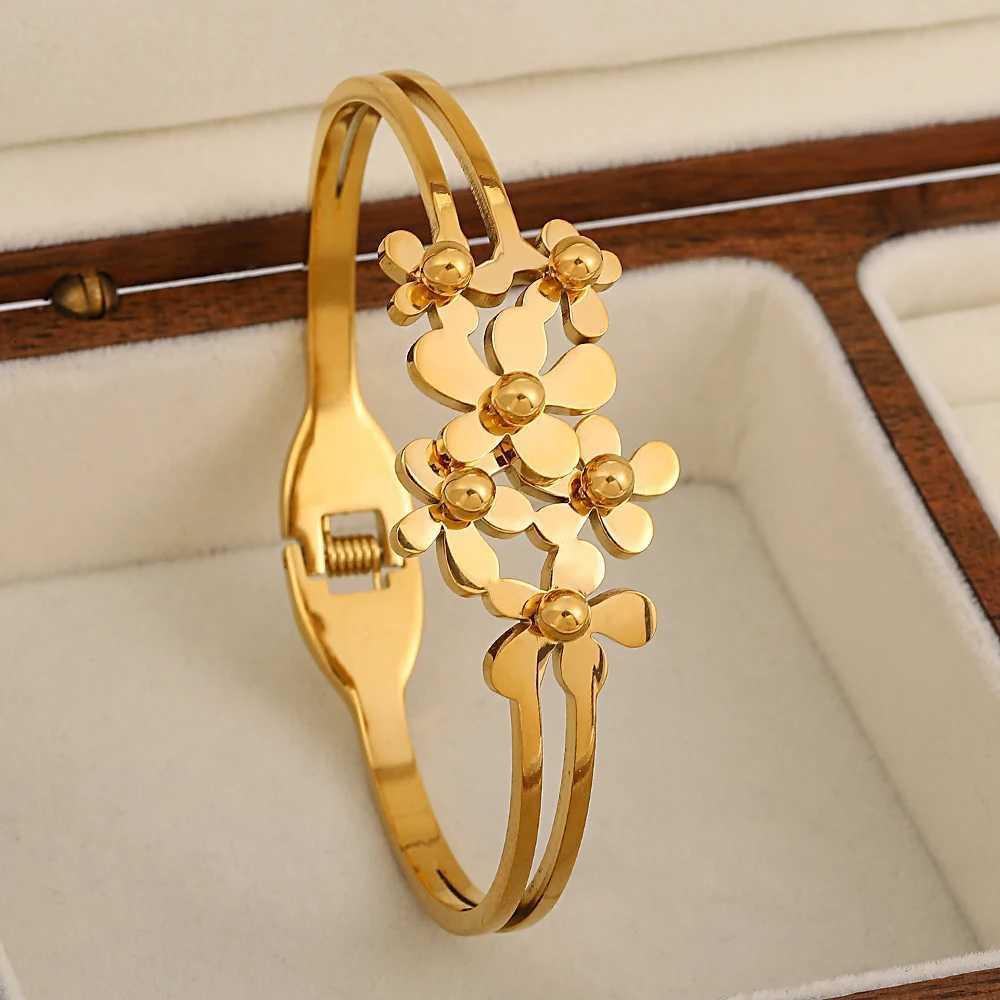 3 Classics Wer She Stainless Steel Bracelet For Women Gloss Waterproof Bracelet Exquisite Retro Daily Jewelry Gift Y250904