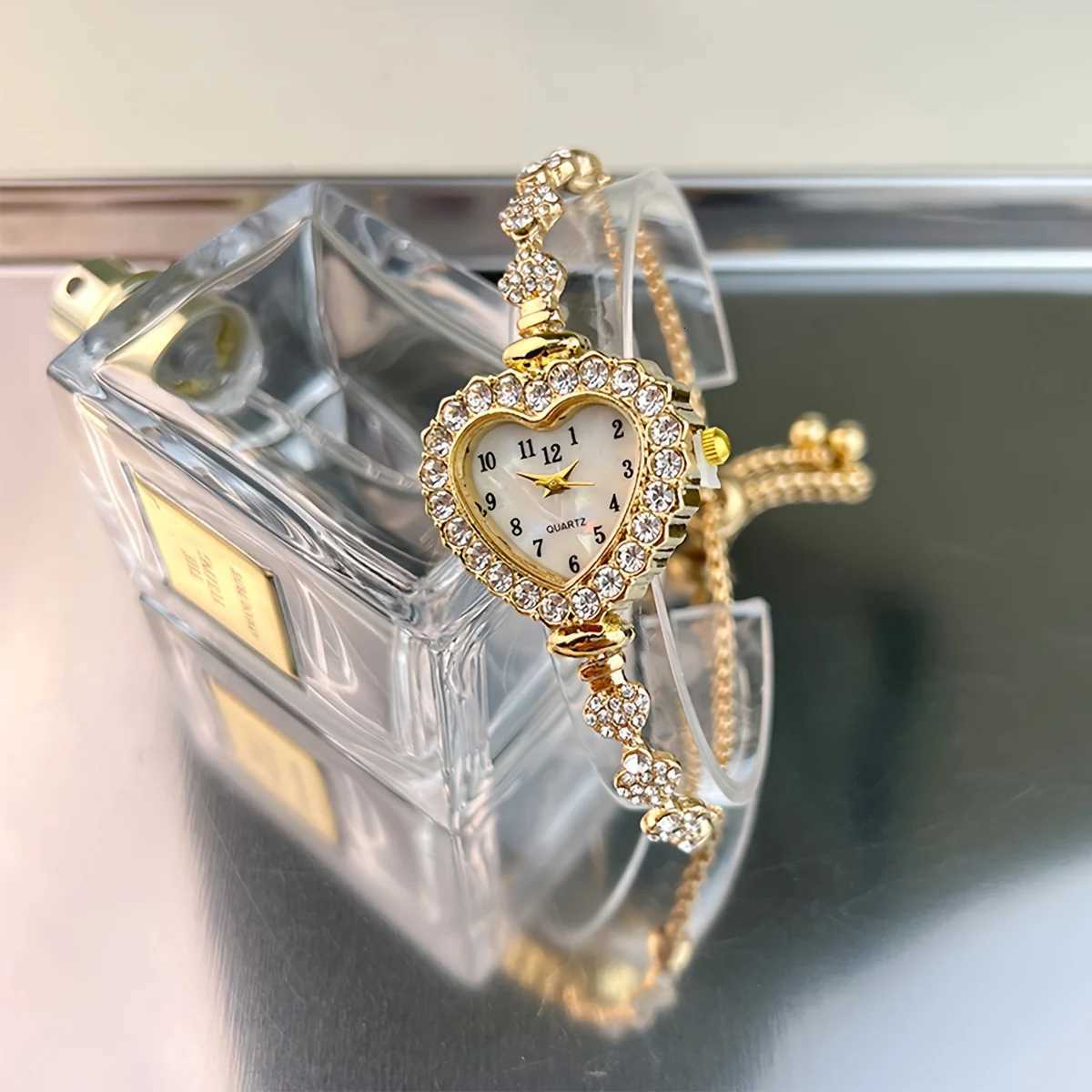 Wens Rhinestone Watch with Sparkling Dial GoldenTone Alloy Band Cpact Quartz Wristwatch for ryday Elegance X250904