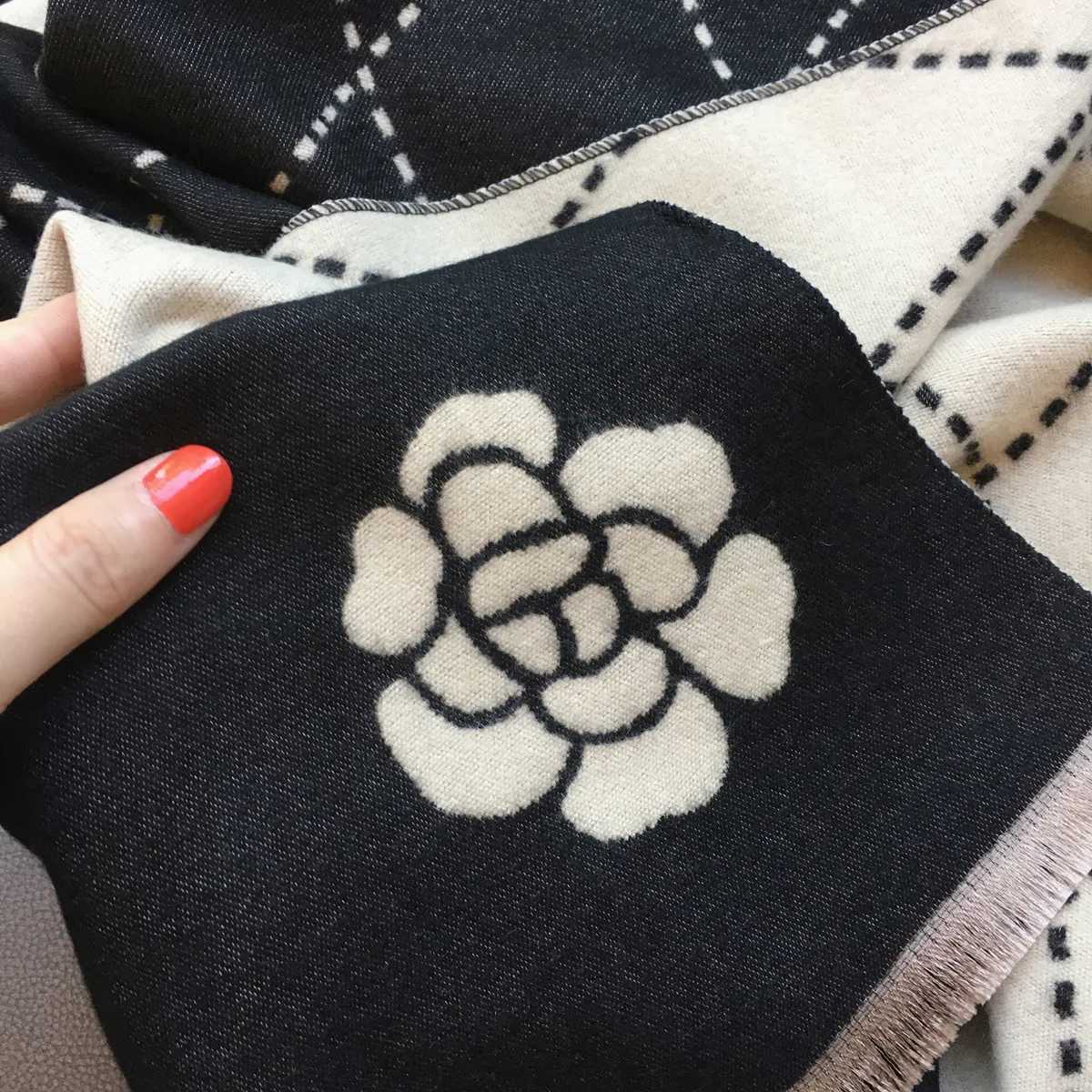 Designer Winter protion wens fashion luxury warm scarf shawl small fragrance printed cloak cashmere material thicke shawl wens G250904