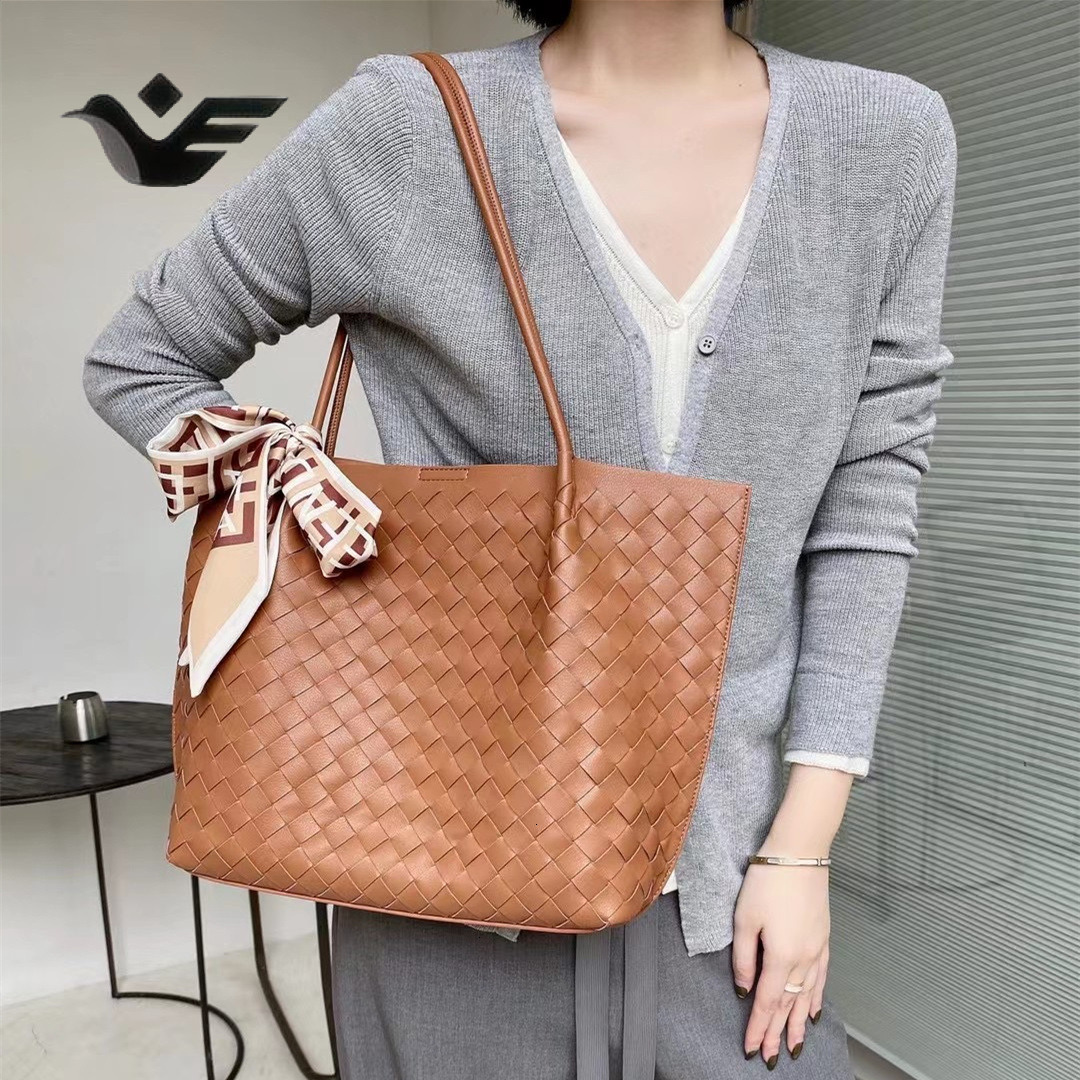 Feiyan Free Shipping New Designer Bag Luxury Shopping Bag Imported Soft Cowhide Handwoven Tote Bag Genuine Leather Women's Bag Basket Shoulder Cr