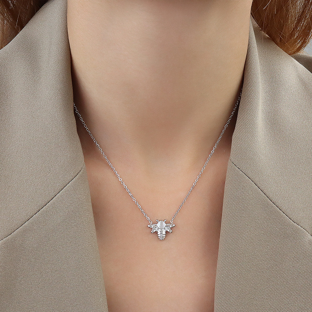 Marka French INS Style Animal Little Bee Cat's Eye Stone Pendant Elegant Simple Titanium Steel Gold Collarbone Chain Necklace