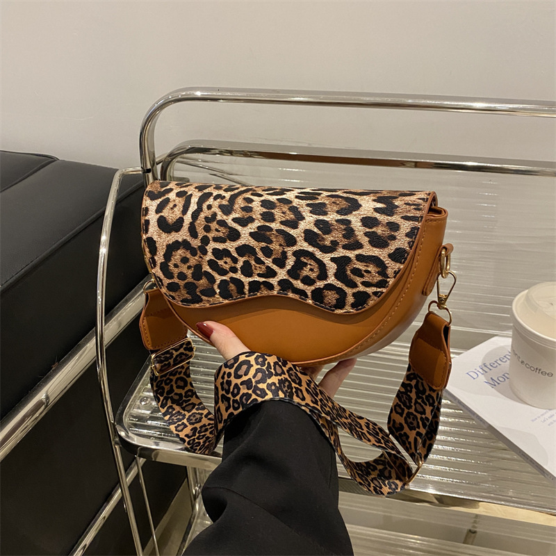 2025 autumn new niche design simple Korean version saddle bag fashionable leopard print crossbody bag designer shoulder bag