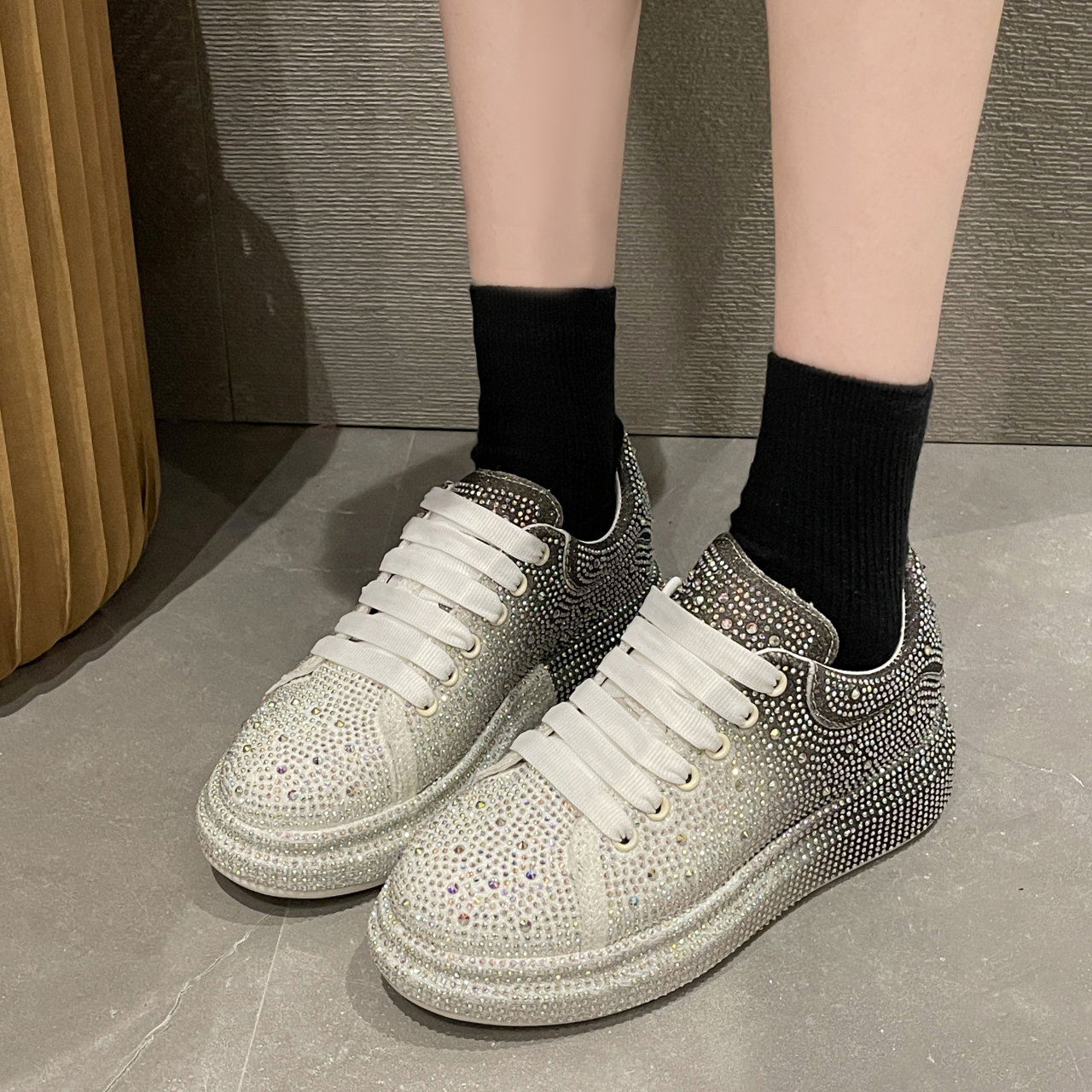 Luxury Women's Flat Casual Sports Shoes with Water Diamond Thick Bottom Mixed Color Women's Shoes Shining Designer Trendy Shoes New Fashion 