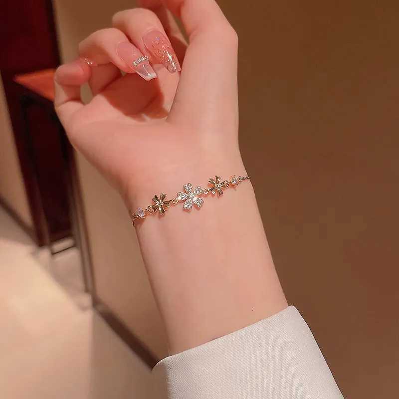 New Fashion Trend Unique Design Elegant Exquisite Light Luxury Zircon Petal Bracelet Female Jewelry Party Premium Gift WholesaleXJ250904