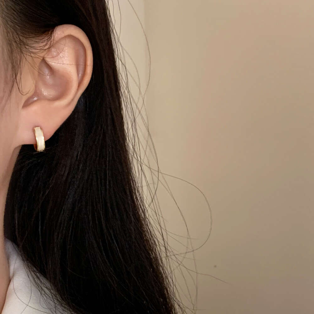 DH collections New Simple Shell Temperament Cuffs for Women Fashion Elegant Minimalist Style Small Earrings Hoops Hip Hop Personality Ear Jewelry