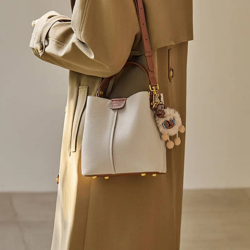 2025 new women's high-end foreign style popular versatile crossbody cowhide bag fashionable hand-to-hand bucket