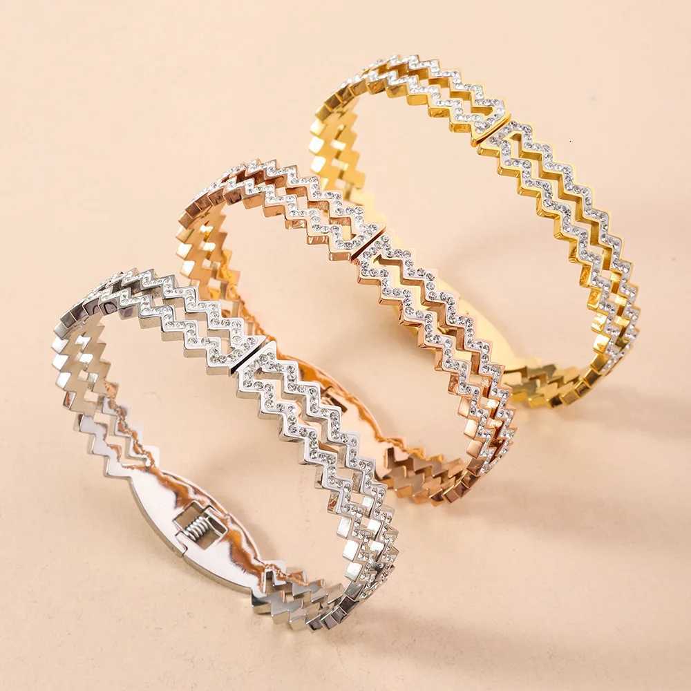 Non Fading Serrated Pattern Inlaid With Artificial Zircon Stainless Steel Bracelet Wens Exquisite Hand Accessories Y250904