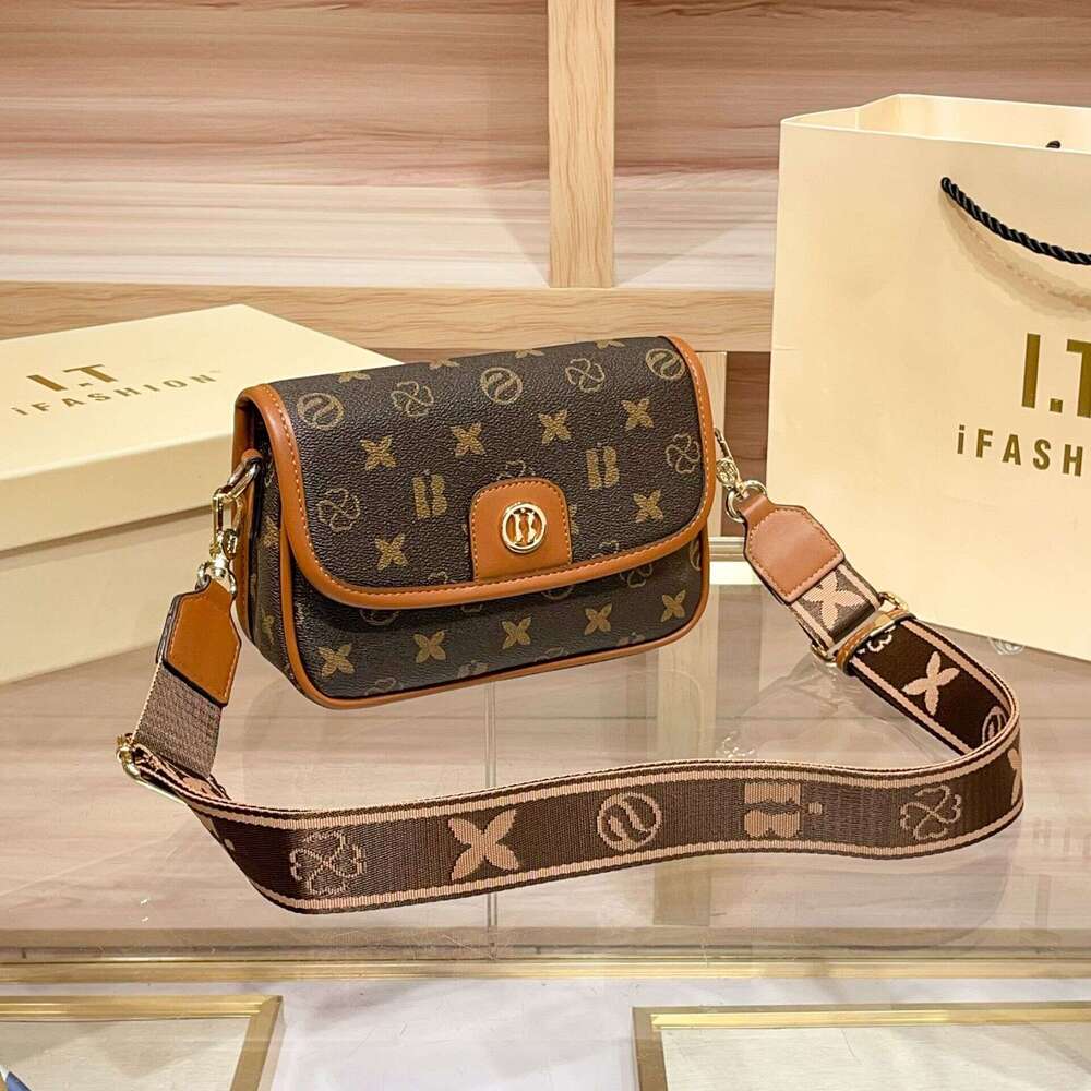 2025 Summer New High-End Versatile Middle-Aged Women's Wide Strap Single Shoulder Crossbody Small Square Bag