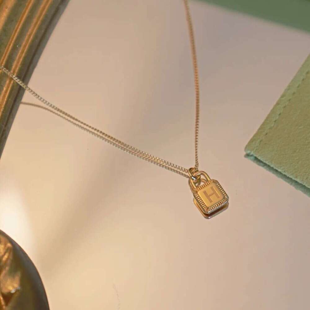 DHcollections Personalized European & American Retro Style S925 Sterling Silver Gold-Plated 26 Letter Name Surname Pendant Women's Collarbone Cha