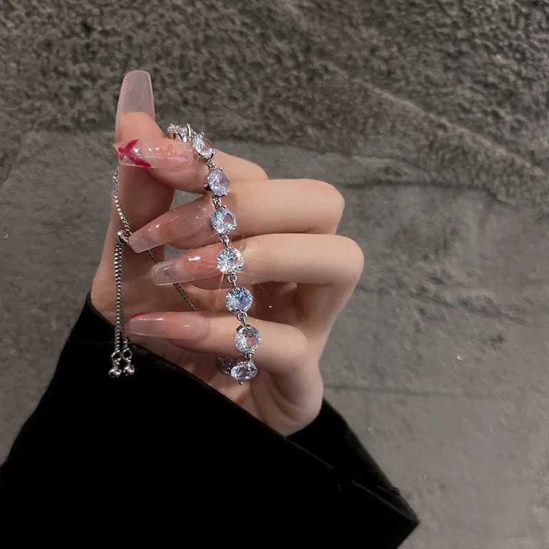 2022 New Fashion Trend Womens Clear Zircon Bracelet AAA Quality Big Bling Zirconia Penannular Armband Pulseras GiftXJ250904