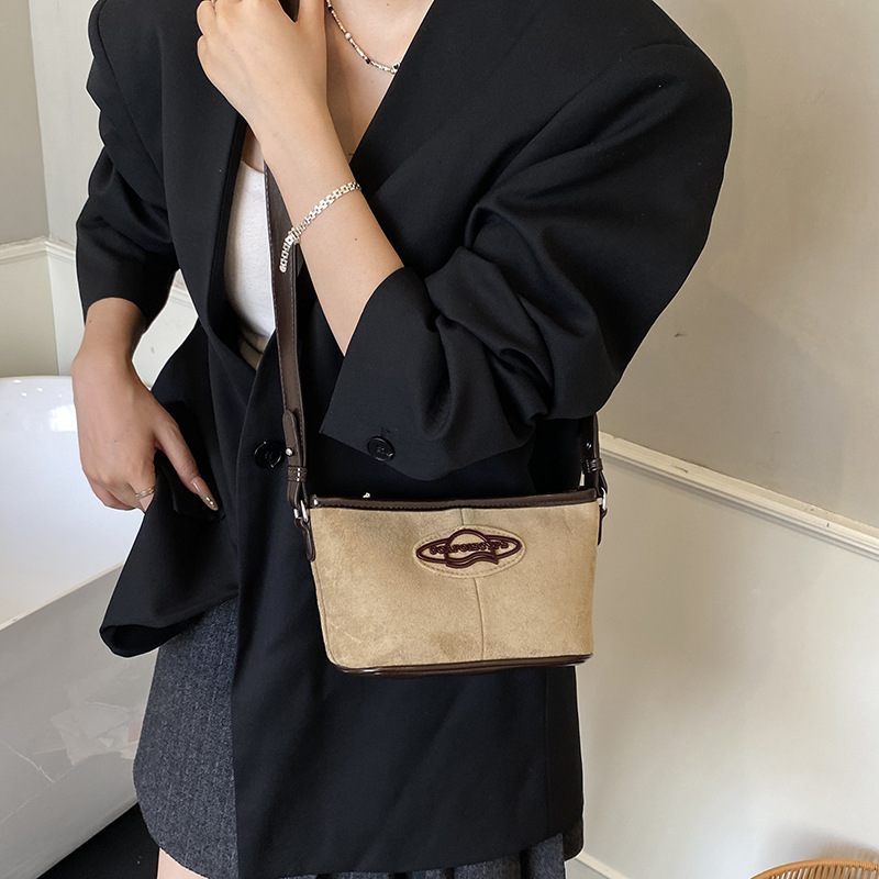 2025 autumn new female niche design light luxury elegant simple versatile fashion crossbody bag armpit bag designer shoulder bag