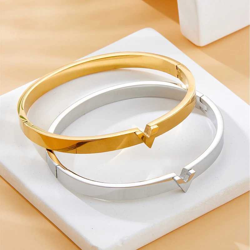 2025 New Stainless Steel Smooth V Letters Bracelet for Women Men Couple Holiday Gift Bracelet Party Daily Simple Jewelry Y250904