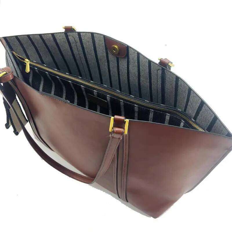 Light And Fashionable New Large Capacity Single Shoulder Women For Outdoor Travel Shoppers Hand-held Tote Bag Trendyluxury bag tote bag